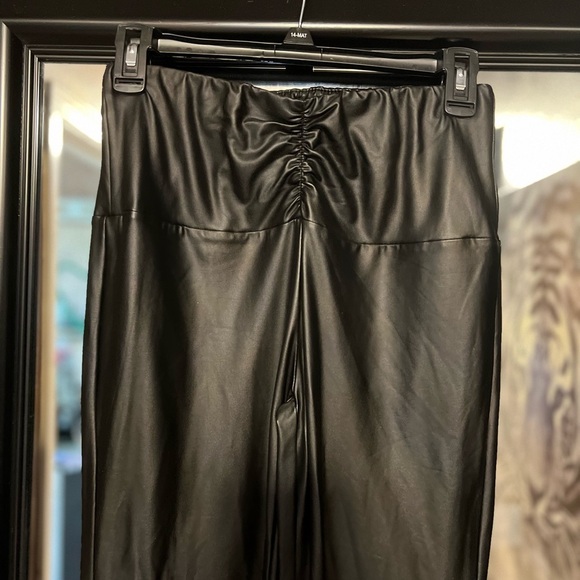 🖤🖤NWOT-RUCHED PU LEATHER FLARE LEG PANTS SZ M🖤🖤 - Picture 6 of 6